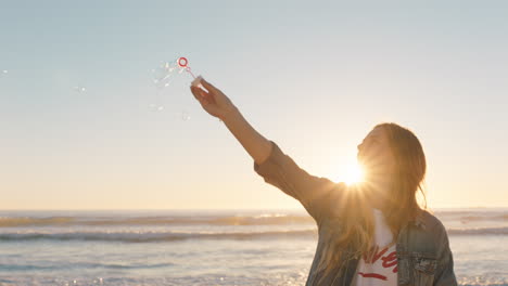 Adolescente-Soplando-Burbujas-En-La-Playa-Al-Atardecer-Divirtiéndose-De-Vacaciones-Junto-Al-Mar-Disfrutando-Del-Verano