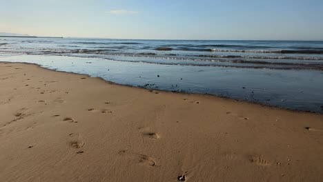 Ruhige-Wellen-In-Zeitlupe-Rollen-Am-Frühen-Morgen-In-Die-Bucht-Von-Swansea