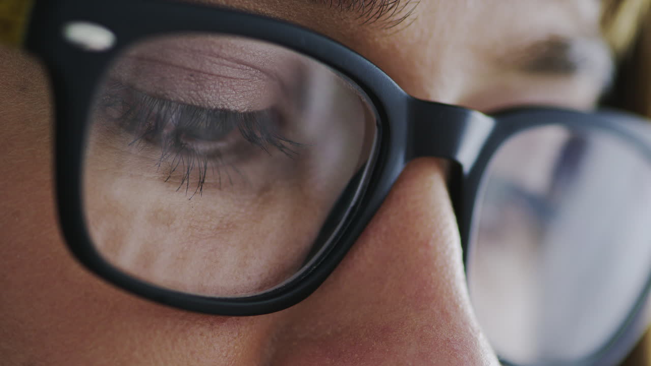 vídeo de 4k de una mujer joven con gafas