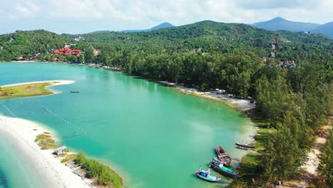 Tailandia---Isla-Tropical,-Natural,-Piscina-De-Aguas-Azules-Claras-Con-Arrecifes-De-Coral-Y-Colinas-Que-Se-Elevan-En-El-Fondo