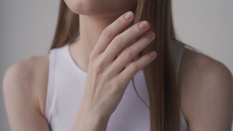 Detalle-De-Una-Niña-Jugando-Con-Su-Cabello