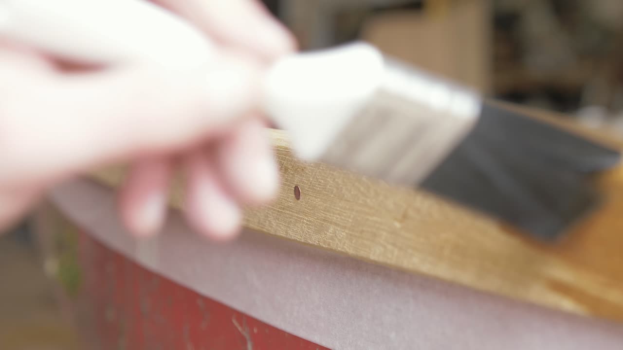 cepillado de acabado de aceite danés en la borda del barco de teca