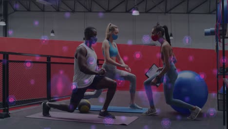 red de iconos digitales contra personas en forma que usan máscaras faciales que realizan ejercicios de estiramiento en el gimnasio