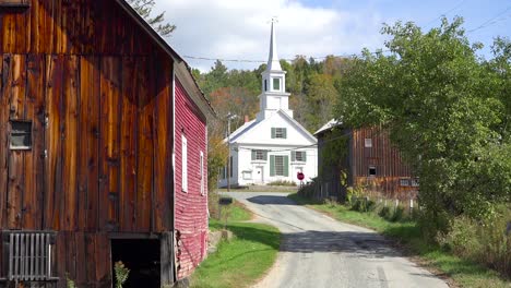 una encantadora escena de pueblo pequeño en vermont con la carretera de la iglesia y la granja