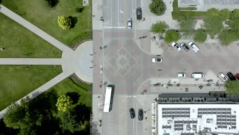 Ciudad-De-Iowa,-Intersección-Del-Centro-De-Iowa-Con-Tráfico-En-Movimiento-Y-Establo-Aéreo-De-Video-De-Drones