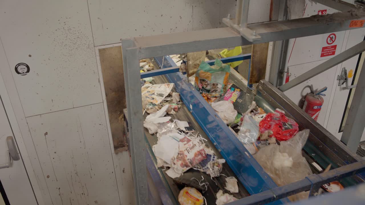 폐기물 재료를 체계적으로 분류하고 분류하고, 폐기물을 지정된 폐기 또는 처리 장소로 옮기는 사람들, 폐기물을 안전하게 처리하는 관행