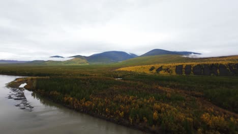 descubra el desierto impresionante de yakutia mientras un dron captura vistas panorámicas de ríos, montañas y el vibrante follaje de otoño en esta remota región.