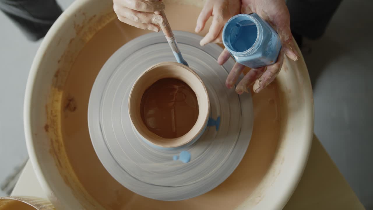 할머니는 손녀에게 도자기 회전 바에서 일하는 법을 가르니다.