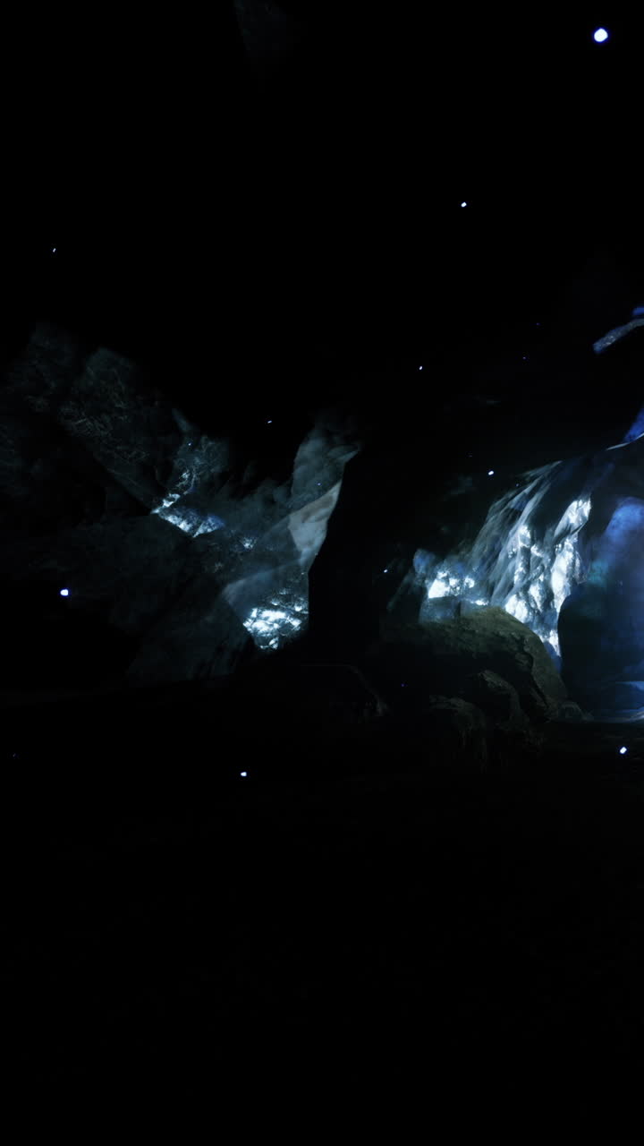 Spettacolo di luci in una grotta con motivi durante un evento notturno.
