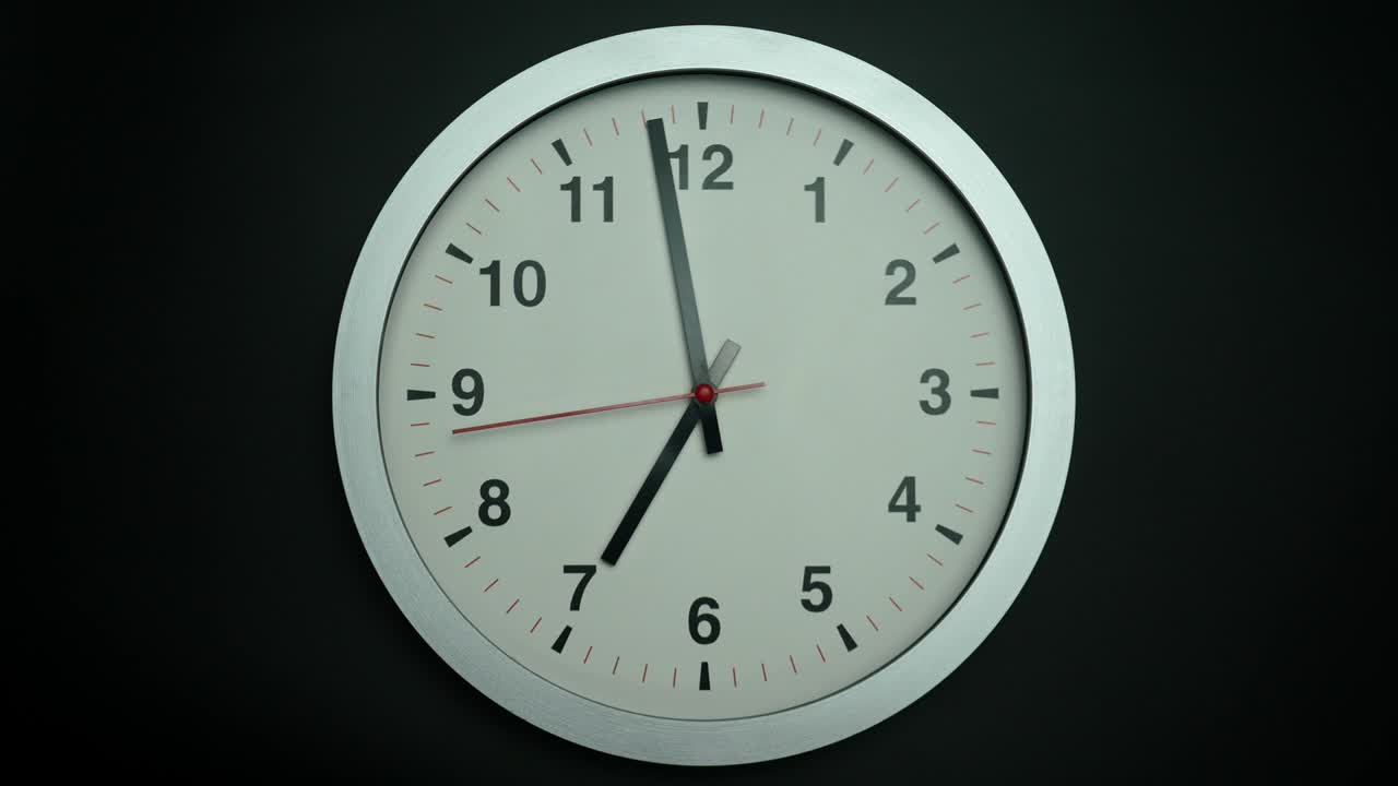 el reloj blanco de la pared dice la hora a las siete.