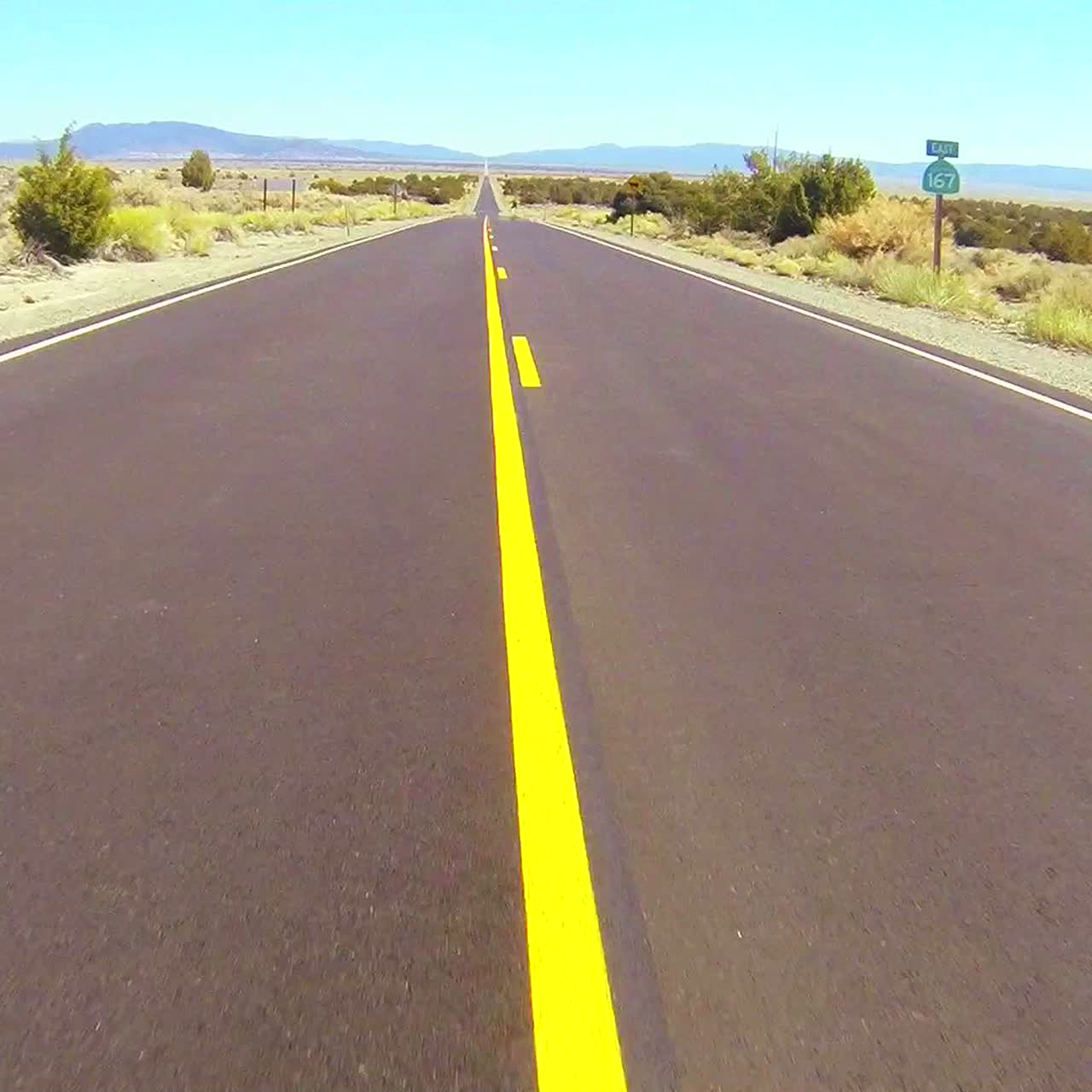 빠른 속도로 사막 도로를 따라 운전하는 pov 샷