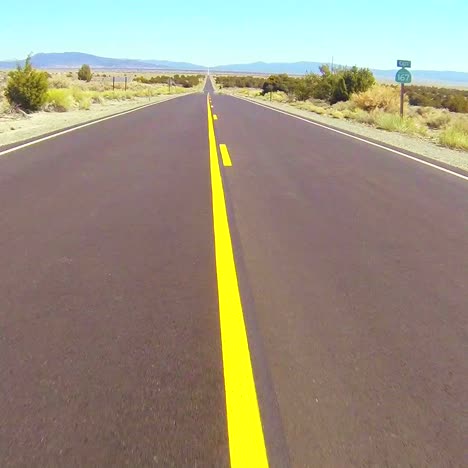 toma pov conduciendo por una carretera del desierto a gran velocidad