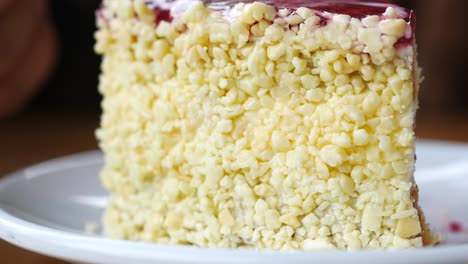 primer plano de una rebanada de pastel con chocolate blanco y fruta roja