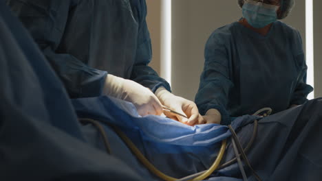 procedimiento quirúrgico en la sala de operaciones