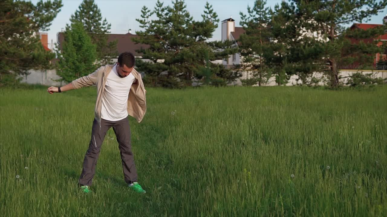 야외에서 스트레칭하는 남자