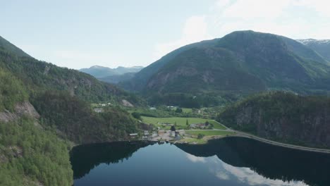 Vista-Aérea-Lejana-De-La-Aldea-Eidslandet-En-Vaksdal-Sin-Gente