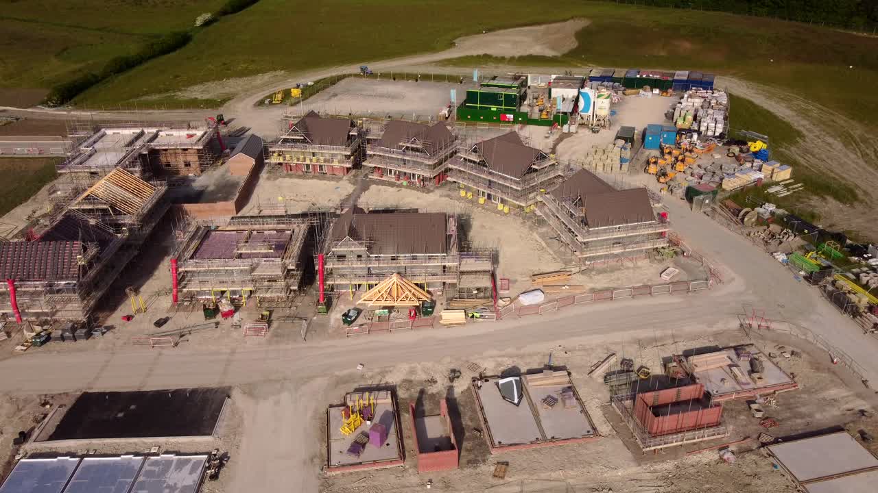 vista de pájaro drone disparó casas en construcción en el sitio de construcción