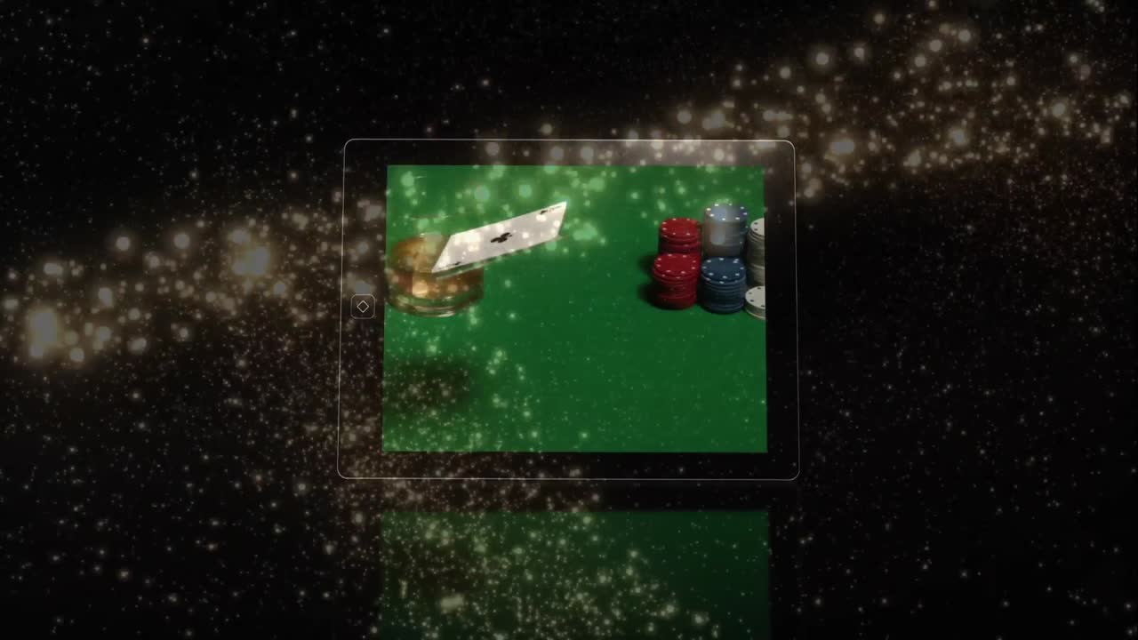 pantalla de teléfono inteligente, tableta y computadora que muestra una fiesta de póquer