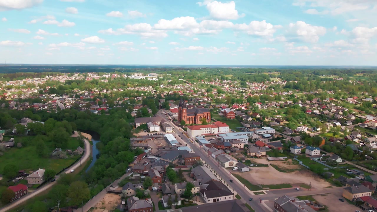 El video comienza con un primer plano de una iglesia mientras el dron retrocede para revelar el pueblo y sus alrededores. Las imágenes se reproducen a un ritmo acelerado, dándole un efecto de hyperlapse.