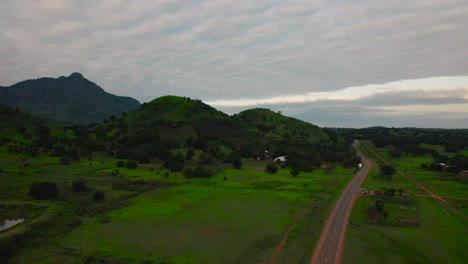 Paisaje-De-Las-Granjas-Y-La-Carretera-En-La-Ciudad-De-Tanga-En-Tanzania