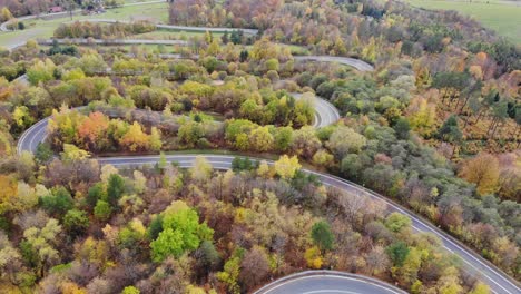 Autos-Fahren-An-Einem-Sonnigen-Herbsttag-Auf-Einer-Kurvigen-Panoramastraße-In-Wujskie,-Polen,-Luftaufnahme