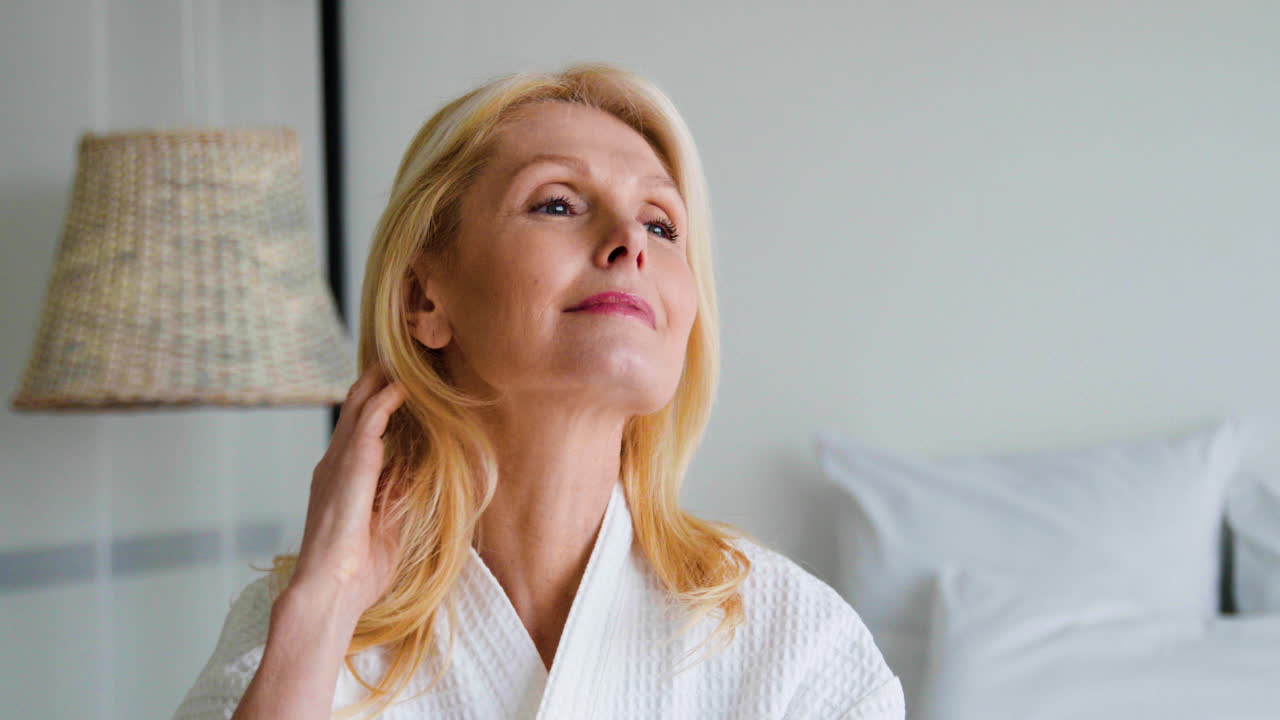 женщина в спальне