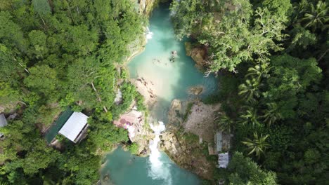 Piscinas-De-Inmersión-Azul-Agua-De-La-Cascada-Kawasan-En-Una-Naturaleza-Exuberante,-Aérea-De-Arriba-Hacia-Abajo