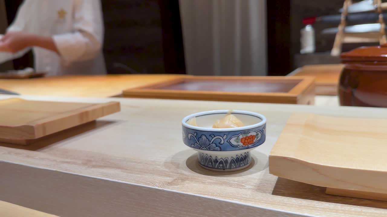 요리사는 레스토랑에서 능숙하게 수시를 준비합니다.