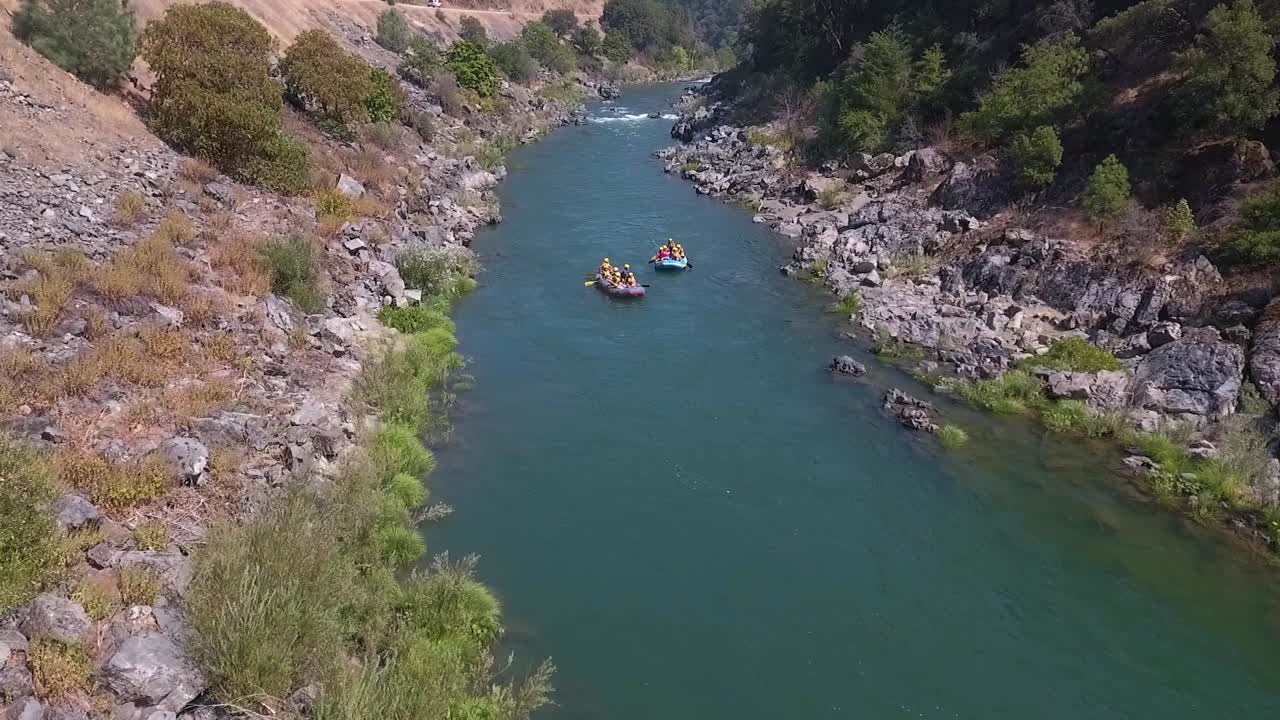 toma aérea de drones de rafting en aguas bravas en un hermoso día soleado en el río trinity en el norte de california 2