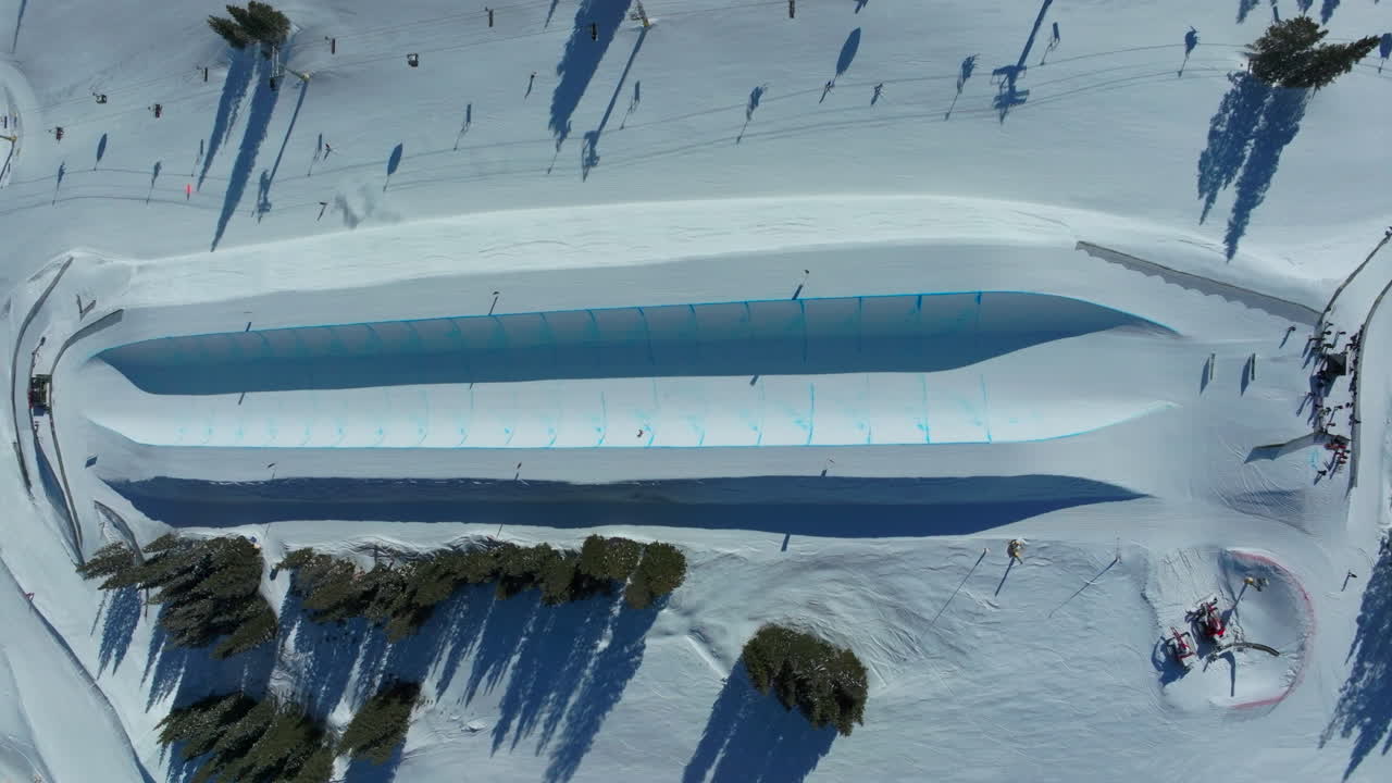 공중 드론 구리 산 겨울 스키 스노우보드 리조트 반 파이프 훈련 트릭 경쟁 콜로라도 이른 아침  ⁇ 빛 신선한 눈 독특한 새 눈 영화 아래로 내려다보고 4k를 따라