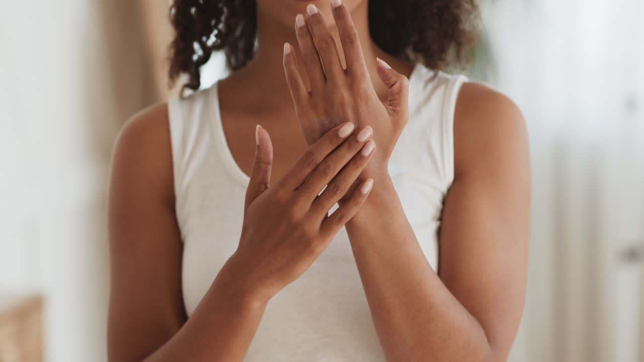 mujer aplicando loción en sus manos