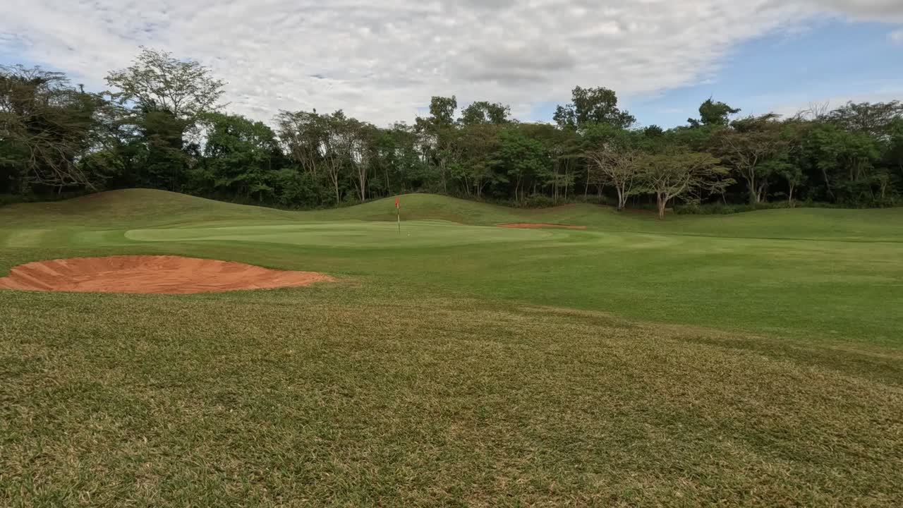 골프 그린과 그 주변의 타임 스