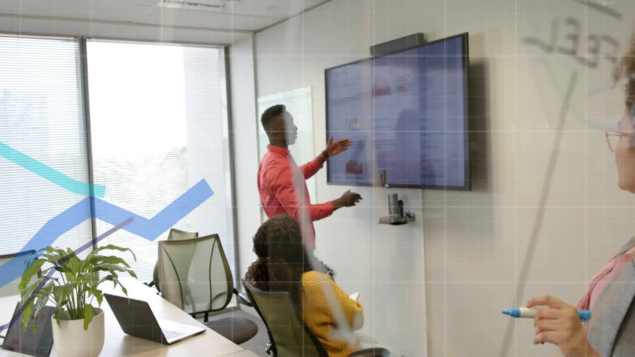 animación del procesamiento de datos sobre diversas personas de negocios en la oficina