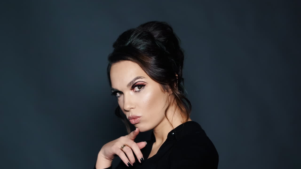 retrato de una niña posando para la cámara. diferentes expresiones faciales de la mujer