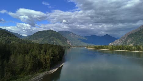 die pracht des fraser-flusses von hope, v. chr., mit einem hoch aufragenden berg als hintergrund