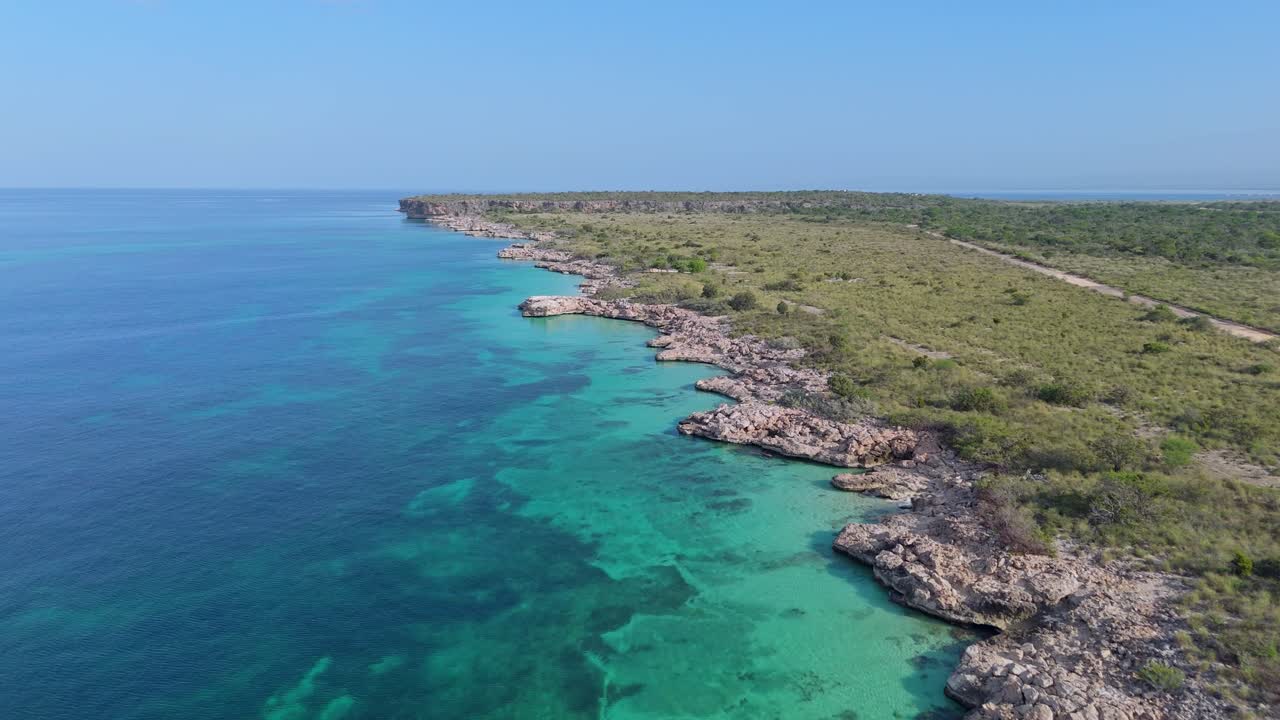 hermosa costa rocosa de cabo rojo con mar turquesa caribeño y corales bajo el agua