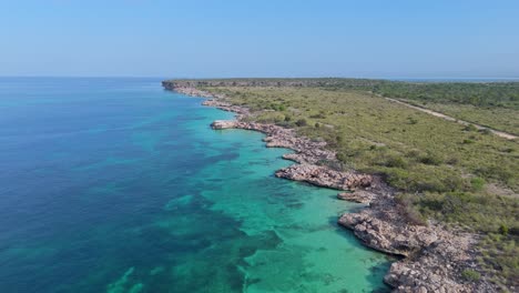 Wunderschöne-Felsige-Küste-Von-Cabo-Rojo-Mit-Türkisfarbenem-Karibischen-Meer-Und-Korallen-Unter-Wasser