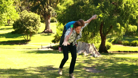 padre e hijo jugando en un parque