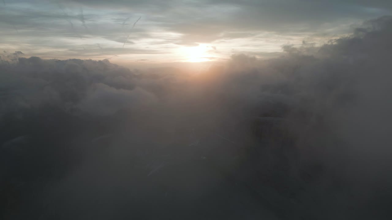 puesta de sol celestial en las nubes sobre las montañas dolomitas - vuelo aéreo de drones