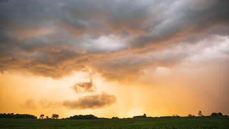 las tormentas eléctricas de verano crean una hermosa escena de puesta de sol en wisconsin