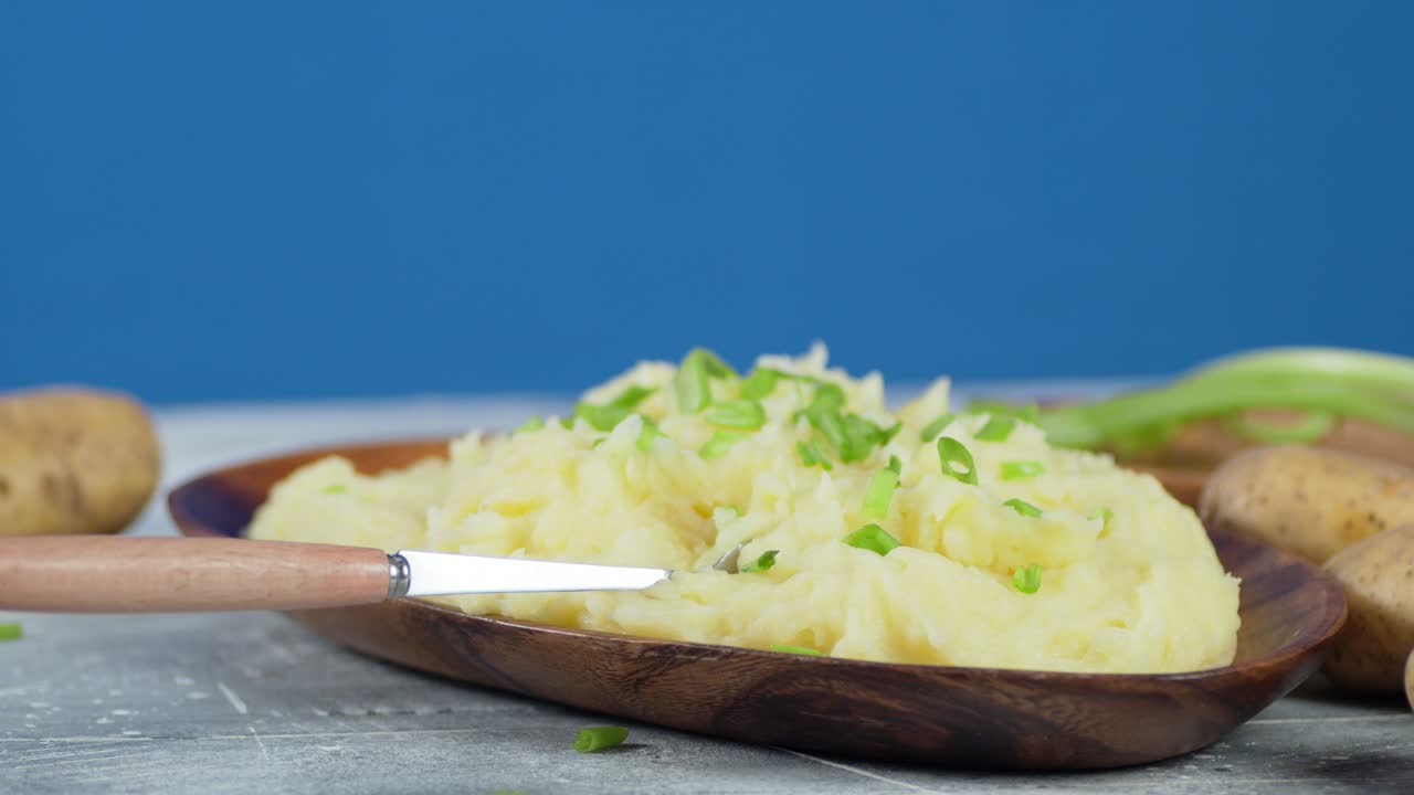 en el puré de patatas en el plato.