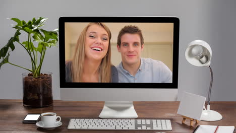 animación de un monitor de computadora que muestra una pareja caucásica en la pantalla.