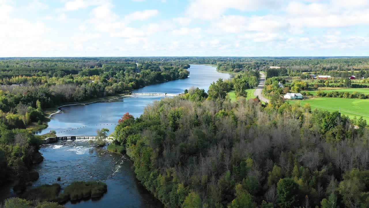 Fiume Rideau vicino a Ottawa in estate con cieli blu, nuvole bianche, alberi verdi e cascate