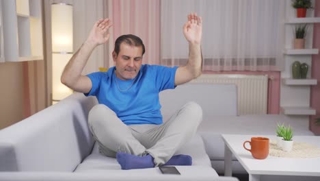un hombre feliz y danzante lleno de alegría.