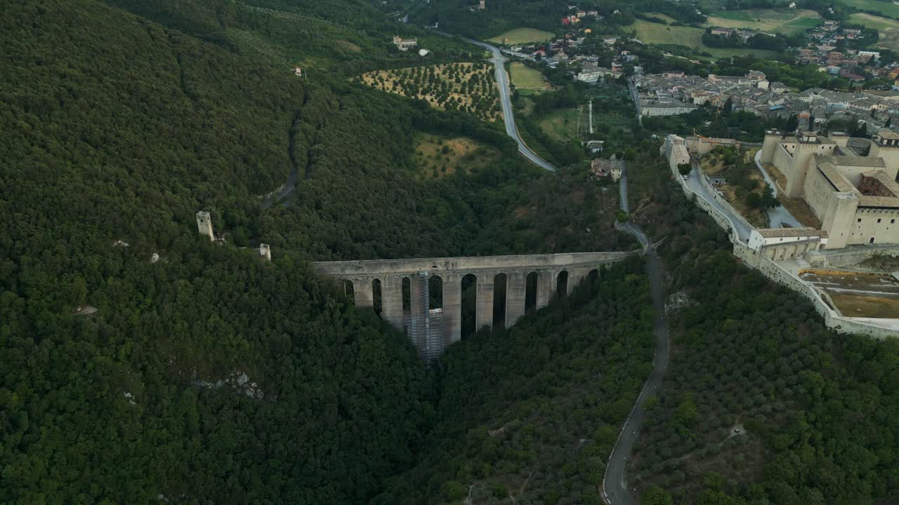 로카 알보르노치아나 요새  ⁇ 의 스폴레토에 있는 폰테 델레 토리 (ponte delle torri) 의 공중 뷰