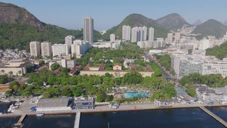 Slow-aerial-footage-closing-in-on-an-university-in-Botafogo-in-Rio-de-Janeiro,-Brazil