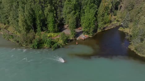 Imágenes-Aéreas-Del-Parque-Soldotna-Creek-Junto-Al-Río-Kenai-En-Alaska