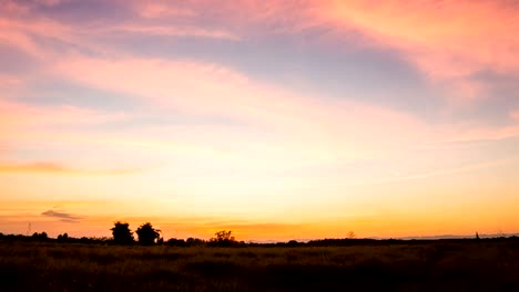 timelapse colorido cielo dramático con nubes al atardecer.