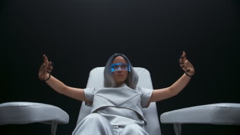 sensores de control mujer inmersa en el mundo vr primer plano. jugador explorando el espacio aumentado