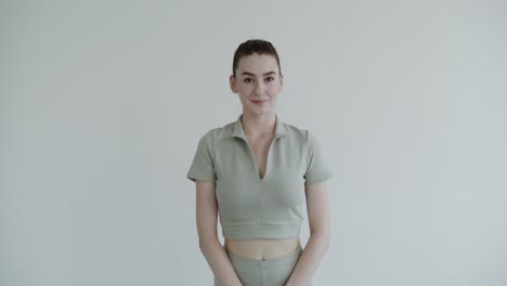 retrato de una mujer joven sonriendo a la cámara